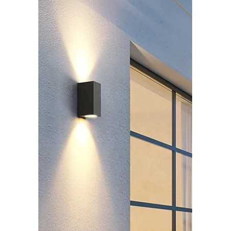 Découvrez la sublime Applique murale carré Lida: un éclairage extérieur haut de gamme en aluminium et verre trempé pour jardin a